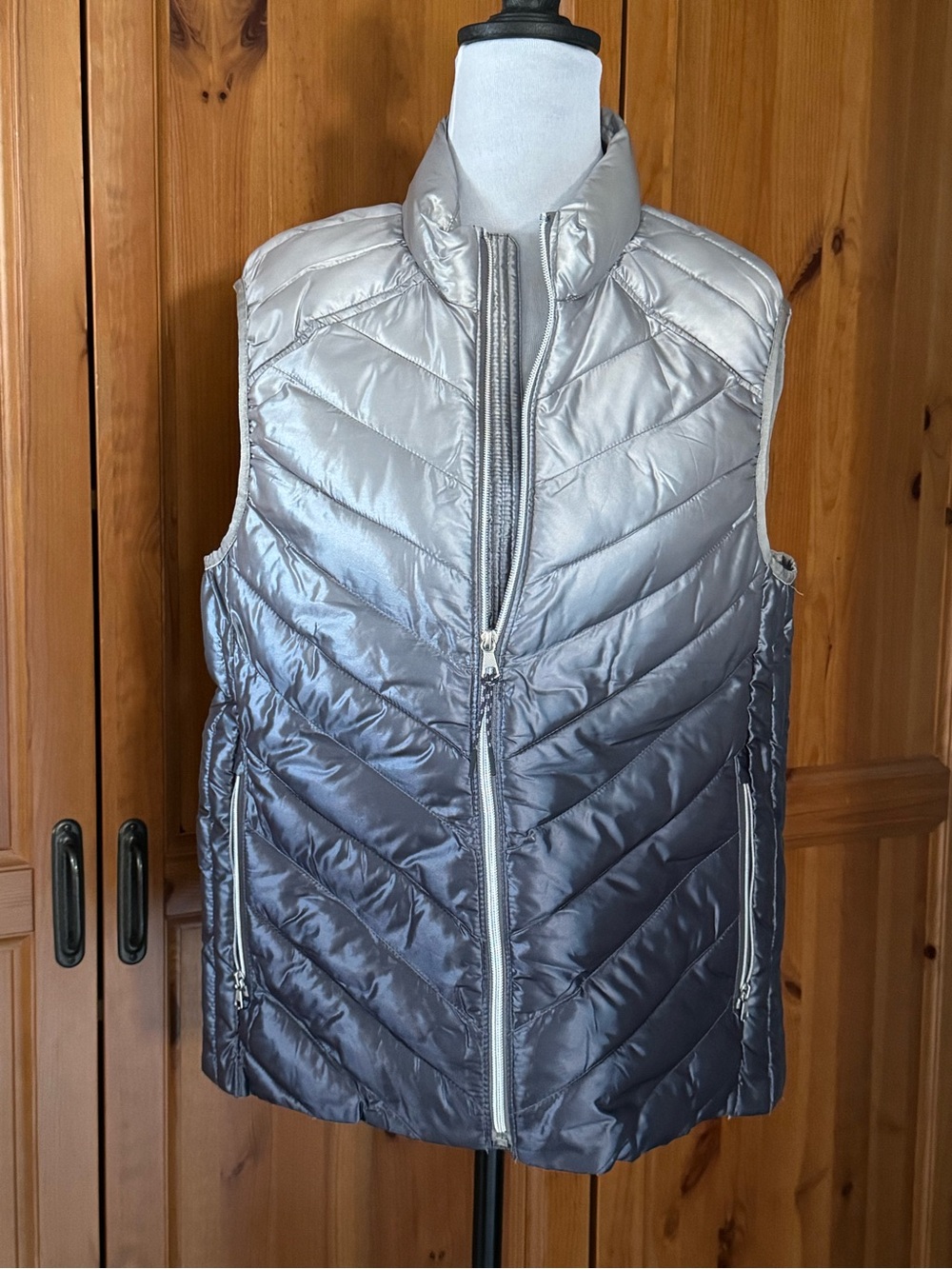 GAP Women's Shiny Silver Ombre Puffer Vest Size M 20"x25"-Almost New!